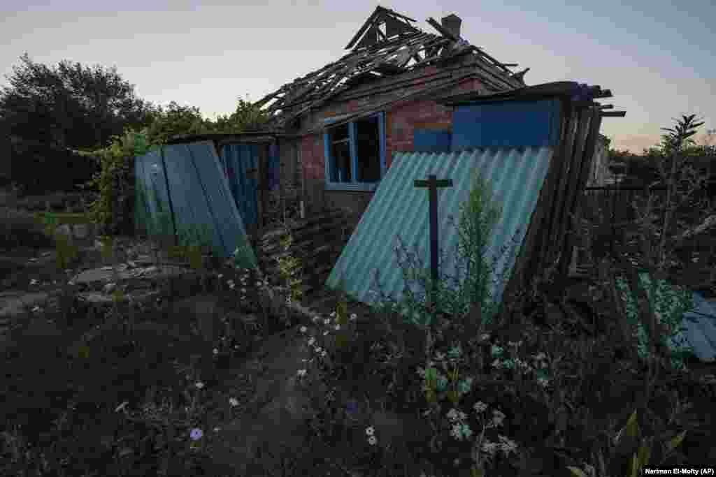 Маркова вели дека службениците во привременото засолниште каде што престојувале во Днипро и рекле дека ќе биде преместена во старечки дом, а нејзиниот син -- неговата лева страна имобилизирана по мозочен удар -- ќе оди во дом за инвалиди. Тие сметаат дека тоа е неприфатливо. Брзајќи да се вратат во нивниот дом во селото Малоторанивка (на фотографијата), ја оставиле неговата инвалидска количка зад себе. Беше преголема за да се качи во автобус. &nbsp;