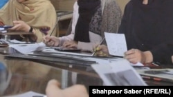 تعدادی از دختران که در هرات نقاشی می کنند 