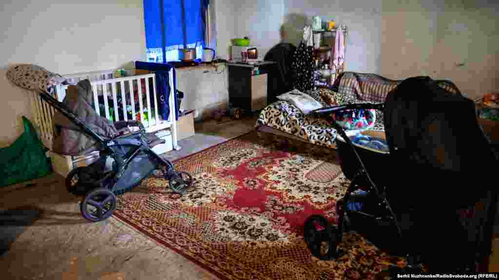 Селото брзо падна во рацете на Русите, кои го уништија со непрестајно бомбардирање што остави без покрив над главата многу од неговите жители, вклучително и едно младо семејство кое моментално живее во оваа просторија.