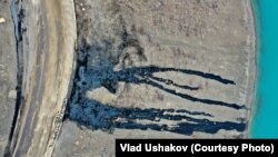 Жолго төгүлүп, дарыяга куюлган май