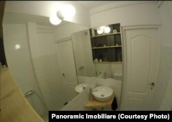 Locuința dispune de baie, una de mici dimensiuni.