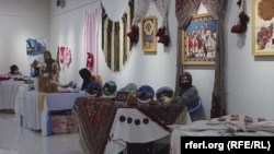 تصویر آرشیف: برخی از محصولات صنایع افغانستان به ویژه صنایع دستی زنان که در یکی از نمایشگاه ها به نمایش گذاشته شده بود. 