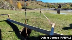 O spărtură apărută în 1 octombrie la barajul lacului Tăul Mare din Roșia Montană au pus pe jar autoritățile, care au intervenit pentru scăderea nivelului apei. Peste 100 de persoane din localitate au fost evacuate preventiv, dar au revenit în scurt timp la casele lor.