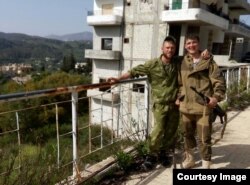 Денис Фәтхетдинов (уң якта), фото 2017 елда яки иртәрәк ясалган