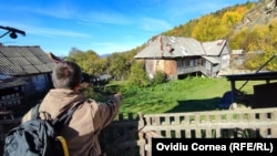 Chiar dacă nu pare, casa din imagine este locul unde s-a filmat în anii '70 partea a doua a filmului partea a doua Nunta de piatră (regia Mircea Veoriu şi Dan Piţa, cu Leopoldina Bălănuţă şi Mircia Diaconu în roluri principale), distins cu o diplomă de onoare la Festivalul de la Cannes.