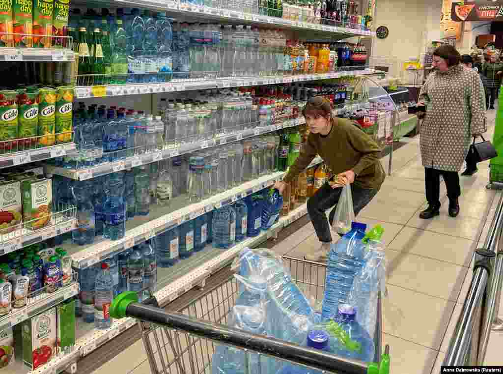 O femeie își face provizii de apă într-un magazin din Kiev, în urma unui atac cu rachete rusești, pe 31 octombrie.&nbsp; Autoritățile de la Kiev susțin că au doborât 44 din cele 50 de rachete lansate de Rusia asupra teritoriului Ucrainei, deși acest lucru nu a putut fi confirmat în mod independent. Videoclipurile de pe rețelele de social media păreau să arate mai multe rachete interceptate pe cerul Kievului.