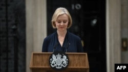 Лиз Тръс обявява своята оставка на "Даунинг стрийт" 10 в Лондон.