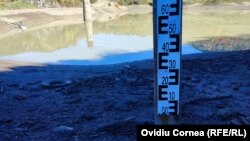 Creşterea nivelului apei, dublată de fisura apărută în baraj a pus în alertă autorităţile. Faţă de 1 octombrie, nivelul a fost scăzut, cu ajutorul motopompelor, cu aproximativ 5 metri.