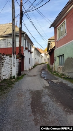 Drumul spre Tăul Brazi, cunoscut și ca strada siciliană, trebuie pavat cu materiale tradiționale, specifice unui sit protejat istoric.