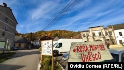 Imagine din centrul Roşiei Montane. Majoritatea clădirilor din localitate sunt deţinute de compania Roşia Montană Gold Corporation.