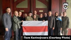 Бійці полку Калиновського та депутати Верховної Ради України після зустрічі в Києві у жовтні 2022 року
