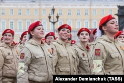 Російські військові курсантки на репетиції параду до Дня Перемоги, фото від 26 квітня 2022 року