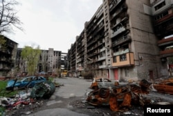 Clădiri și mașini avariate în sudul orașului Mariupol, Ucraina, 22 aprilie 2022.