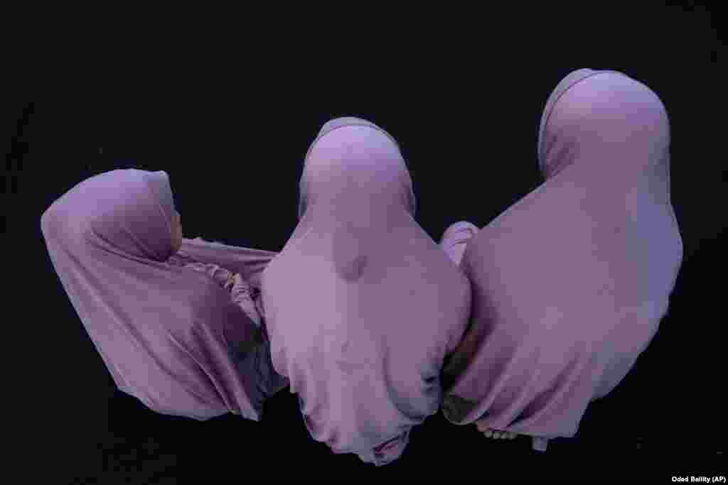 Муслимански девојчиња присуствуваат на молитва за Бајрам во парк во мешаниот арапско-еврејски град Јафа на 2 мај.