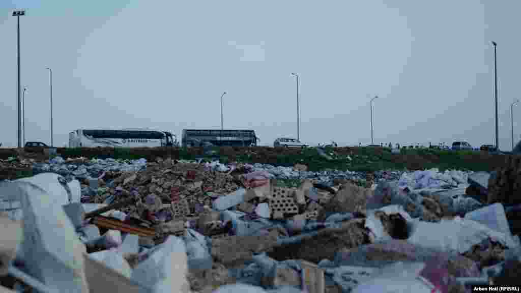 Областа каде што се наоѓа депонијата Лебане е блиску до автопатот Ибрахим Ругова и станбените области.