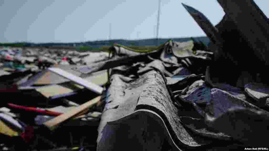 На депонијата се фрлени меѓу другото, плочки и други градежни материјали. Се верува дека овие типови плочки имаат канцерогена содржина.