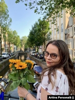 Adelina Nicula a aplicat din timp la facultate și a primit răspunsul în luna februarie a clasei a XII-a. Tot ce avea de făcut era să treacă Bac-ul. „A fost mai relaxant pentru mine. Toată lumea se stresa să ia note mari pentru admitere, eu aveam timp liber.”