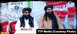 Șeful Tehrek-e Taliban Pakistan, Noor Wali Mehsud (stânga), apare alături de un alt lider al grupării într-o fotografie nedatată.
