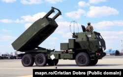 Sistem HIMARS la Constanța, pe 10 aprile 2021, la exercițiul RAPID FALCON II, la Baza Aeriană „Mihail Kogălniceanu”.