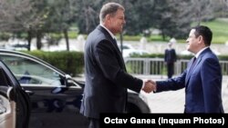 Klaus Iohannis a avut marți o primă reacție pe proiectul de modificare a legilor securității. Președintele este întâmpinat de directorul SRI, Eduard Hellvig, într-o imagine de arhivă.
