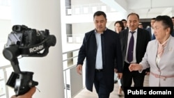 Президент Садыр Жапаров менен саламаттык сактоо министри Алымкадыр Бейшеналиев Ысык-Көлдүн жээгиндеги "Алтын балалык" балдар борборунун ачылышында, 1-июнь, 2022-жыл. 