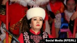 Комузчу Анара Эсенгулова эл аралык фестивалдардын биринде