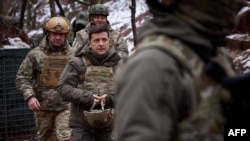 Украинскиот претседател Володимир Зеленски ги посети борбените позиции на фронтот со сепаратистите поддржани од Русија во регионот Доњецк на Денот на вооружените сили на Украина на 6 декември 2021 година.