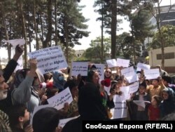 Шукрия Садат говори пред събралите се протестиращи. "Защо мъчли международната общност? Не чувате ли гласа на афганистанската жена?", пише на един от плакатите.