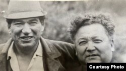 Чыңгыз Айтматов менен Тургунбек Суванбердиев. Үй-бүлөлүк архивден.