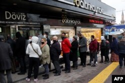 Акча алмаштыруучу жайдагы кезек. Стамбул шаары, 20-декабрь.