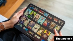 اپلیکیشن نتفلیکس روی یک آی‌پد در دستان یکی از ۳۰۰ میلیون مشترک این پلتفرم پخش آنلاین