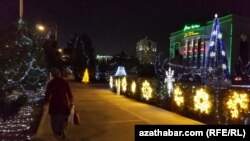 Täze ýyl bezegleri. Illýustrasiýa suraty. Arhiwden alyndy. Türkmenistan.