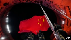 Podizanje kineske nacionalne zastave na ceremoniji otvaranja