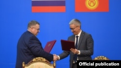 Орусиянын вице-премьер-министри Алексей Оверчук (солдо) жана Кыргызстандын вице-премьер-министри Эркин Асрандиев (оңдо) кыргыз-орус өкмөт аралык комиссиянын жыйынында. Бишкек шаары. 22-сентябрь, 2020-жыл.