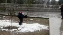 Aşgabatda gar &#253;agdy. Howanyň temperaturasy -14 gradusa &#253;et&#253;&#228;n Darganatada ilat odun we malyň tezegini &#253;akyp &#253;ylyn&#253;ar