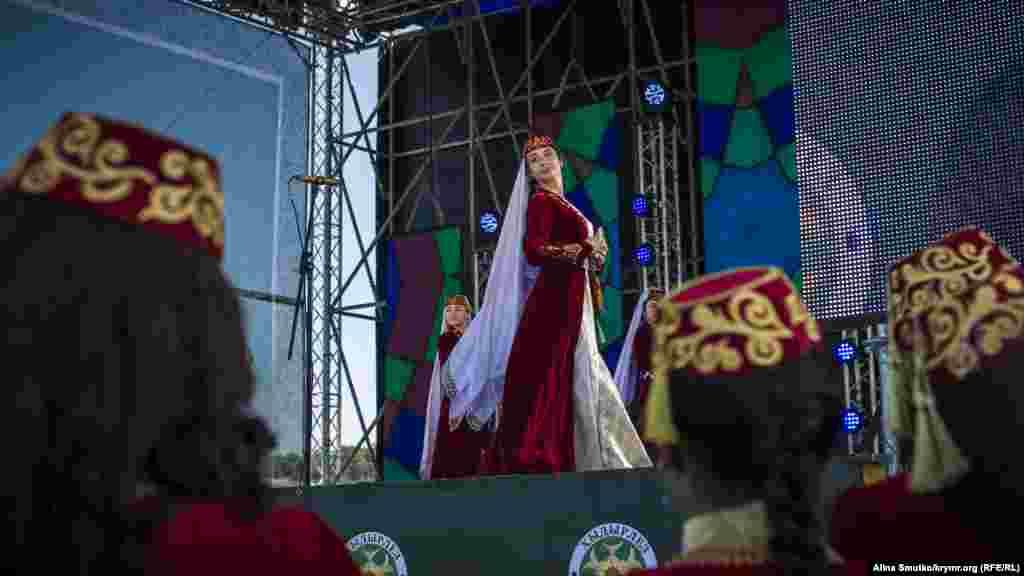 Один із танцювальних колективів Криму на сцені