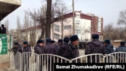 Сот имаратынын алдындагы милиция курчоосу