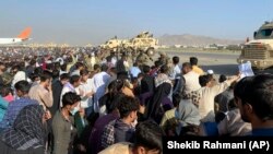 هجوم مردم به میدان هوایی بین‌المللی کابل