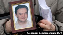 Портрет на Сергей Магнитски в ръцете на майка му Наталия