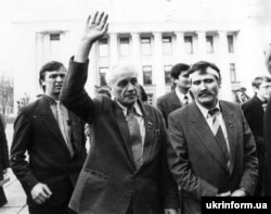 Саясий ачкачылык жарылаган демократ студенттерге Степан Хмара (ортодо) сыяктуу эл депутаттары да кошулду. Киев. Октябрдын башы, 1990-ж.