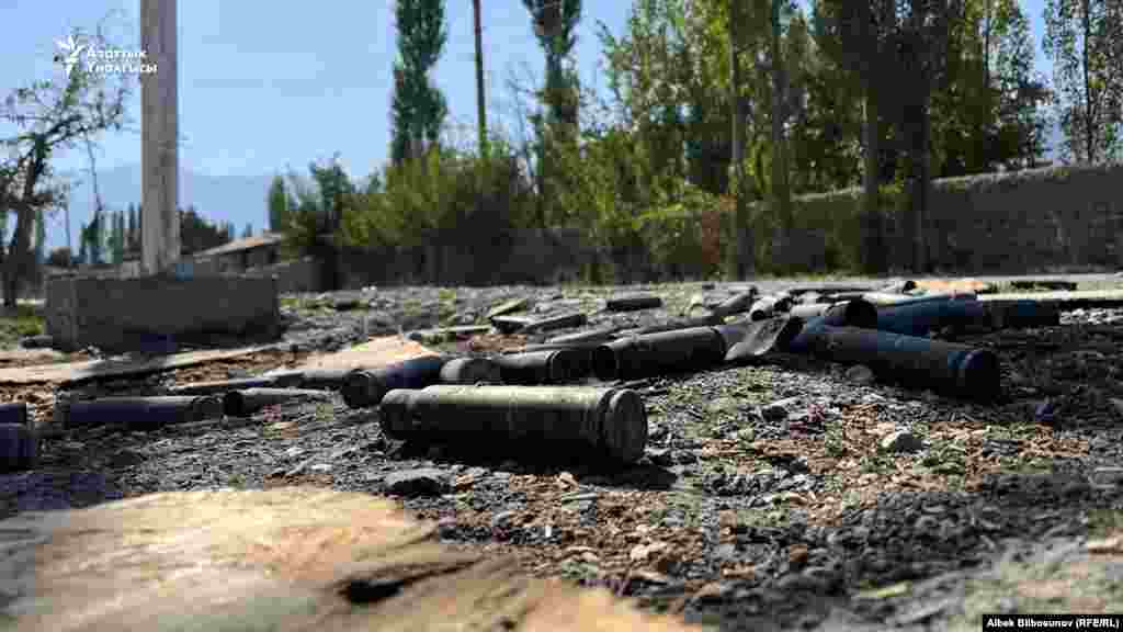 Ак-Сай айылындагы атылган октордун гильзалары.