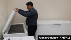 Grigore Romanciuc, directorul biobăncii de țesuturi și fluide de la Universitatea de Medicină și Farmacie, arată frigiderele din dotare.