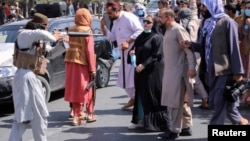 مردم و طالبان در کابل - افغانستان 