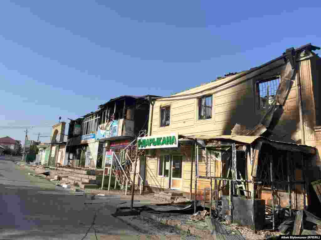 Во время вооруженного нападения на село Интернационал пострадал не только сам рынок, но и коммерческие объекты вокруг него.&nbsp;