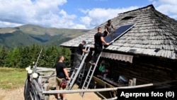 Energia produsă din surse regenerabile ar putea fi o soluție pentru decuplarea prețului energiei de cel al gazului natural. Foto: Membri ai Asociației Energie Inteligentă montează panouri fotovoltaice la Stâna Ursul (1.715 metri altitudine), din Munții Căpățânii. 3 august 2022