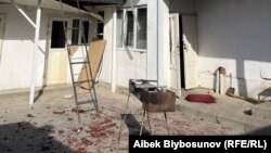 Баткен шаары. Ракеталык аткылоого кабылган үй. Сүрөт 17-сентябрда тартылган. 
