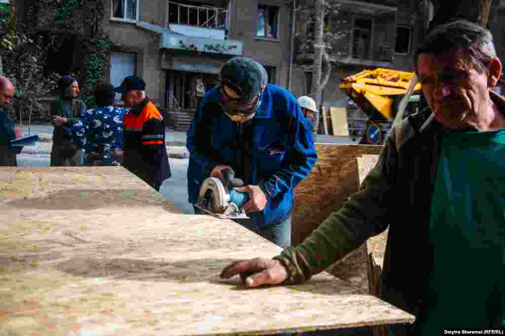 Комунальні служби допомагають закрити розбиті вікна дерев&#39;яними панелями