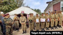 Чек арадагы куралдуу кагылышта курман болгон аскерлердин сөөгү жерге берилүүдө.