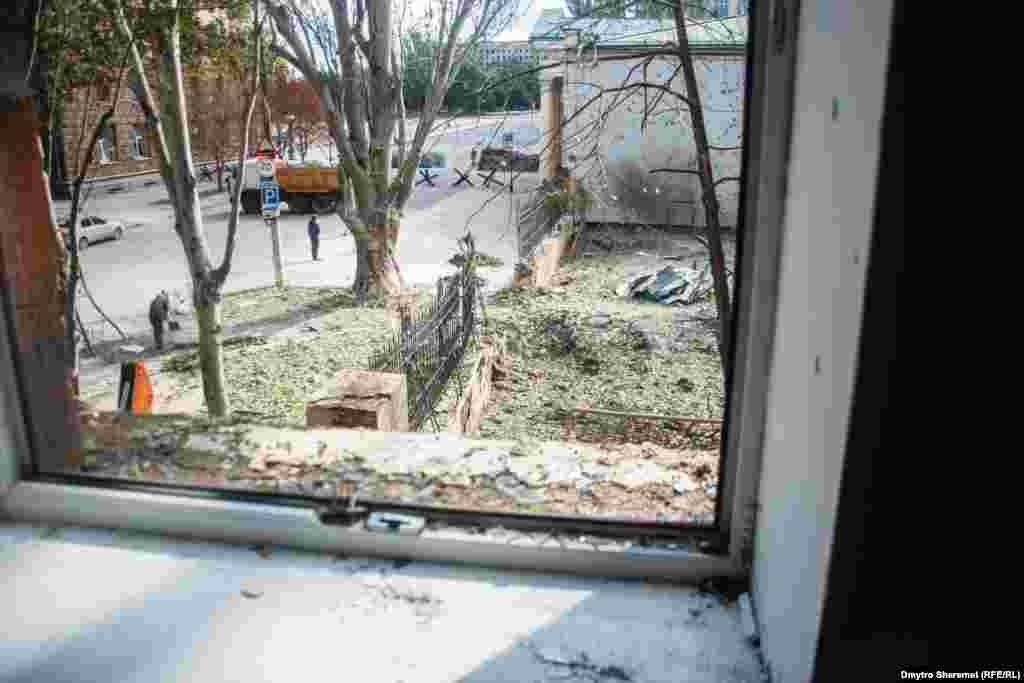 Ракета впала в десятках метрах від будинку