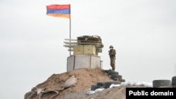 Հայ զինվորը մարտական հենակետում՝ հերթապահության ժամանակ, արխիվ